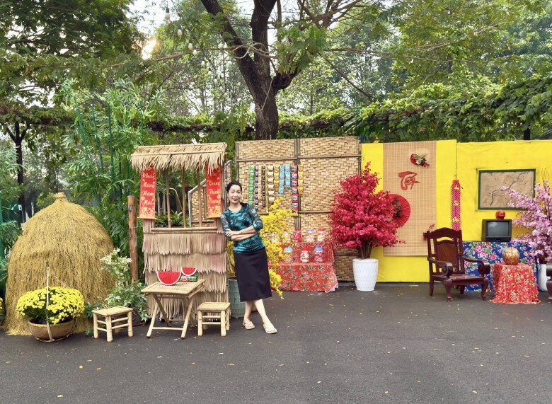 NSND Trịnh Kim Chi vui vẻ trước thành quả của mình, cô cho biết: Mất hai ngày cô trò dựng tiểu cảnh Tết ở nhà đây ạ… ai muốn chụp hình ghé em nha.