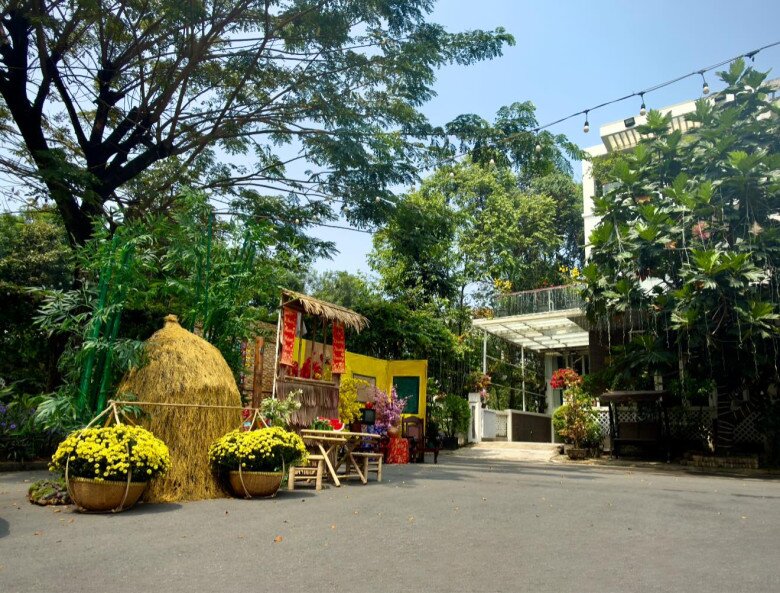 Không gian mở thoáng đãng của sân vườn được tận dụng tối đa để tái hiện một phiên chợ quê thu nhỏ, điểm xuyết bởi những dải đèn led lung linh treo cao.