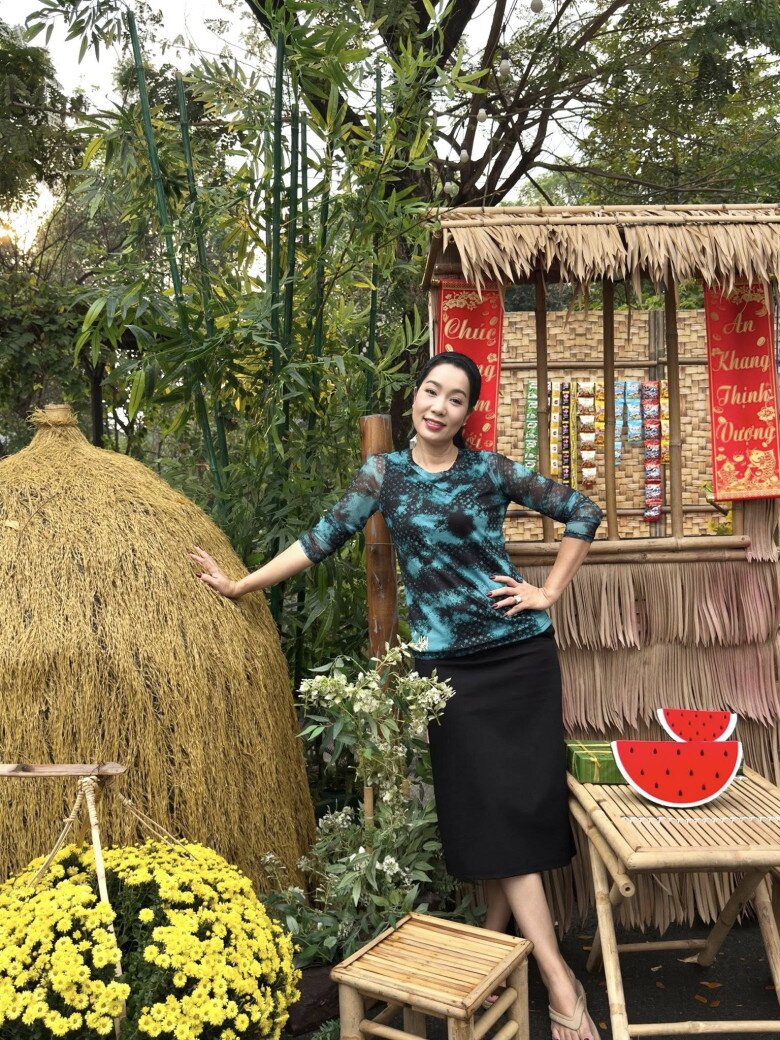 Sự kết hợp tinh tế giữa tre nứa và các loại hoa đặc trưng ngày Tết như mai vàng, đào thắm, tạo nên một bức tranh phong cảnh hữu tình ngay trong khuôn viên nhà nữ nghệ sĩ.