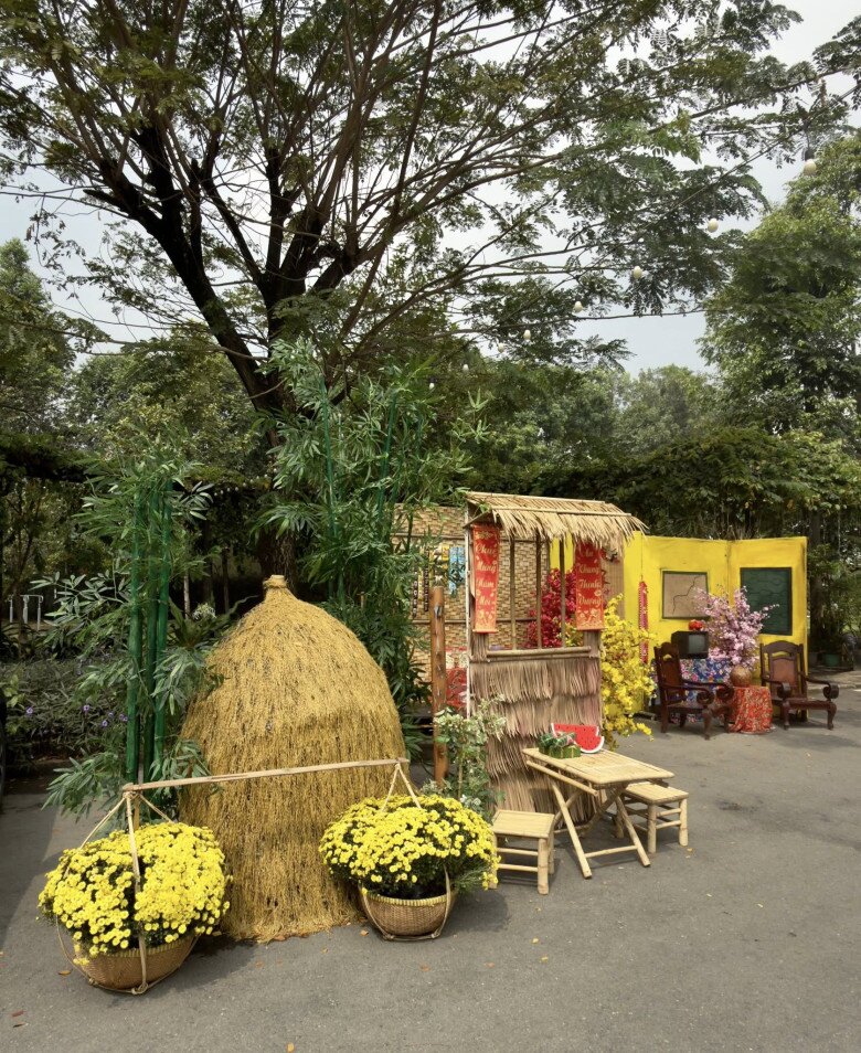 Góc nhỏ bình yên với bộ bàn ghế tre mộc mạc, nơi đặt những lát dưa hấu mô hình đỏ rực và cặp bánh chưng xanh, khơi gợi hương vị Tết cổ truyền nồng đượm.