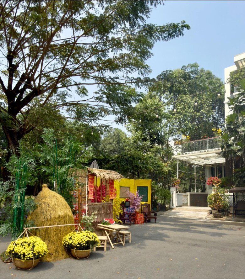 Căn biệt thự 200m2 của vợ chồng Trịnh Kim Chi vốn khang trang, hiện đại nay được tận dụng khoảng sân rộng trước nhà để bài trí mang âm hưởng truyền thống.