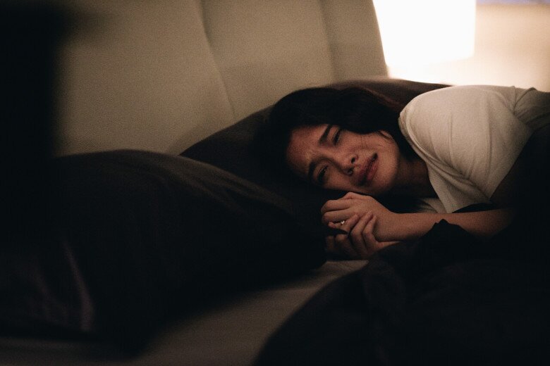 Tôi co ro trên giường, nước mắt chảy không ngừng. (Ảnh minh họa)