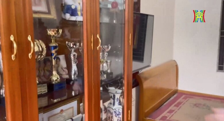 Gia tài quý giá nhất trong nhà chính là góc trưng bày hàng chục chiếc huy chương và cúp vô địch trải dài từ các giải trẻ U11, U13 cho đến cấp quốc tế. Khang tự hào giới thiệu về những kỷ vật Sea Games và Đông Nam Á, minh chứng cho hành trình miệt mài xa nhà từ năm 10 tuổi.