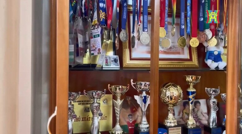 Những chiếc cúp, bằng khen này được gia đình giữ gìn cẩn thận trong tủ kính, đặt ở vị trí trang trọng nhất trong phòng khách để khách đến chơi đều có thể chiêm ngưỡng.