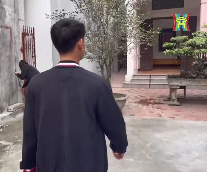 Toàn cảnh mặt tiền ngôi nhà của Khuất Văn Khang tại Phúc Thọ trong chuyến thăm của đài truyền hình. Cơ ngơi mang phong cách kiến trúc giản dị, gần gũi như tính cách của chính anh. Khoảng sân rộng là nơi bố nam cầu thủ chăm chút những gốc cây cảnh tâm huyết, tạo không gian xanh mát đón gió mỗi chiều.