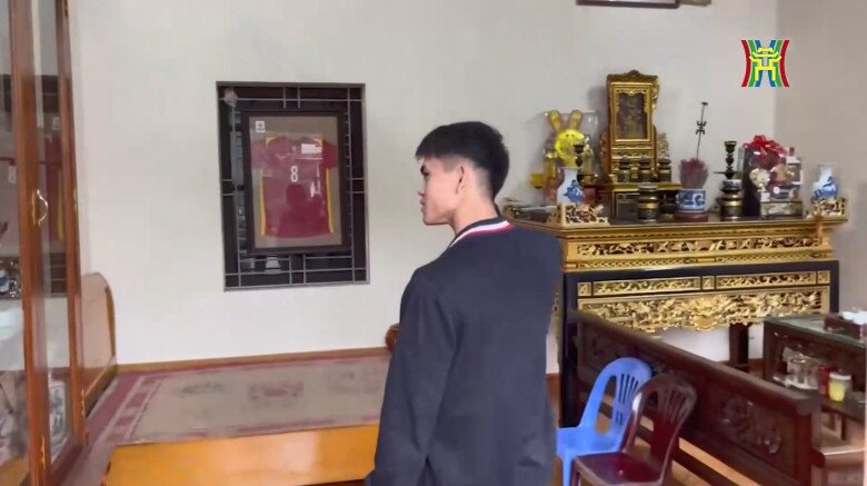 Không gian phòng khách nhà Văn Khang gây xúc động khi rất đỗi thân thuộc, mang đậm hơi thở làng quê Việt Nam, từ ban thờ bài trí trang nghiêm tới chiếc giường truyền thống, bàn ghế gỗ...