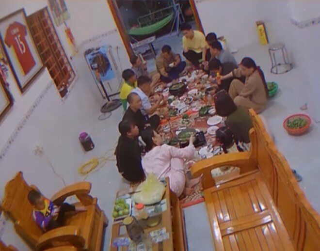 Toàn cảnh không gian phòng khách. Bữa cơm gia đình đầm ấm với những món ăn dân dã tại quê nhà là thứ mà Đình Bắc luôn khao khát sau những chuyến thi đấu dài ngày.