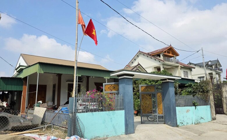 Ngôi nhà của Đình Bắc hiện ra với vẻ mộc mạc, đặc trưng của vùng quê nghèo miền Trung, nơi nuôi dưỡng ý chí kiên cường của chàng tiền đạo trẻ. Không gian sống đơn sơ nhưng ấm áp, là điểm tựa tinh thần vững chắc nhất sau những trận cầu rực lửa trên sân cỏ.