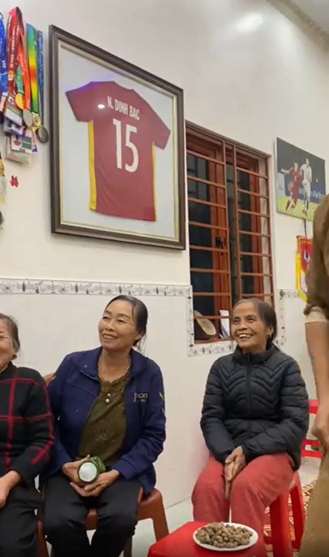 Áo đấu và những tấm huy chương đầu đời được treo ngay ngắn trên tường nhà, lấp lánh như những giấc mơ thành hiện thực của cậu bé nghèo xứ Nghệ.