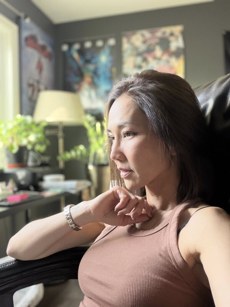 Căn nhà này học cách thở thật khẽ, giữ gìn những điều mong manh bằng sự bình yên, để những ký ức đẹp trong ánh sáng dịu, là một hơi ấm rất sâu… ở lại trong tim, Kim Hiền thổ lộ.