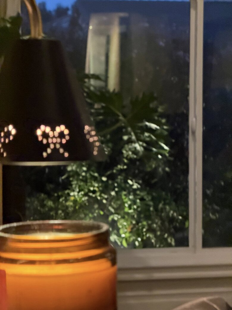 Góc nhìn thoáng đãng, từ bên trong nhà có thể nhìn thẳng ra khu vườn xanh mướt, tạo cảm giác không gian được mở rộng và gần gũi với đất trời.