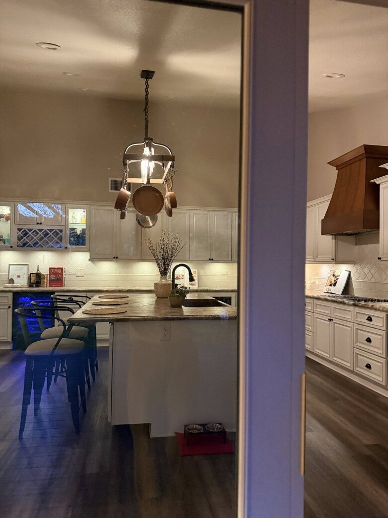 Ánh đèn vàng dịu nhẹ trong căn nhà không chỉ là vật trang trí, mà như vỗ về giúp cô giữ lại những ký ức đẹp và xoa dịu những nỗi đau vừa đi qua.