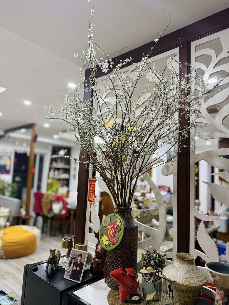 Sự kết hợp giữa nét hiện đại của nội thất và vẻ mộc mạc của những đóa hoa tươi tự tay chủ nhân bài trí tạo nên một góc nhìn đầy thư thái.