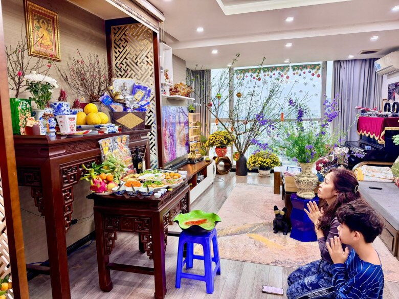 Trước Tết, dù bận rộn, BTV VTV vẫn dành thời gian để set up những góc Tết trong nhà. Tổ ấm an bình của cô đâu đâu cũng thấy những sắc màu tươi mới.