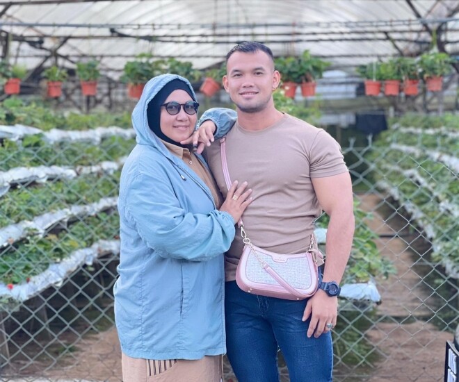 Anh Azmirullah Azan và bà Wan Nazihah Wan.