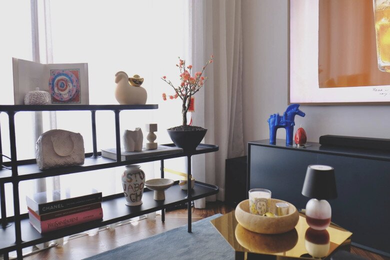 Phần lớn đồ decor và hoa tươi trong nhà đều là quà tặng chan chứa tình cảm từ bạn bè, đồng nghiệp, được anh sắp xếp khéo léo tạo nên tổng thể vừa hiện đại, vừa đậm đà sắc xuân.