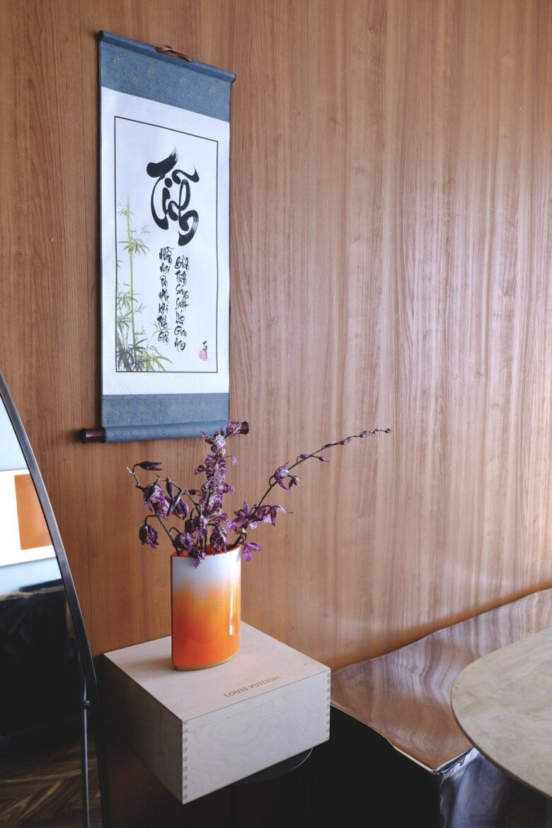 Trên đường là câu đối anh mới được viết tặng, nổi bật trên tường gỗ làm không gian hiện đại bỗng trở nên đậm nét truyền thống.