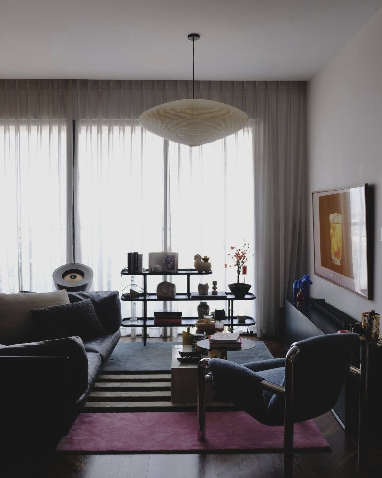 Pphòng khách gây ấn tượng với kệ trưng bày thanh thoát, kết hợp hài hòa cùng các món đồ decor tinh xảo được bạn bè ưu ái gửi tặng.