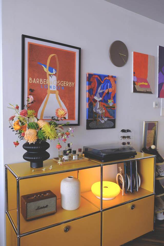 Dù tận dụng nhiều đồ decor được tặng, không gian vẫn giữ được sự thoáng đãng nhờ cách bài trí logic, không gây cảm giác rườm rà hay chật chội.