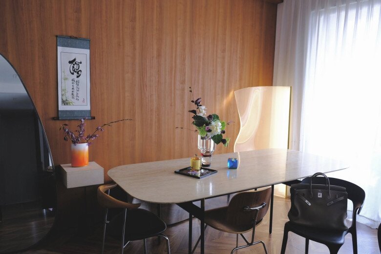 Lọ hoa màu cam nổi bật và độc đáo. Nam stylist tự thốt lên: Nhiều màu quá ko thiếu một màu nào đúng là Tết mà.