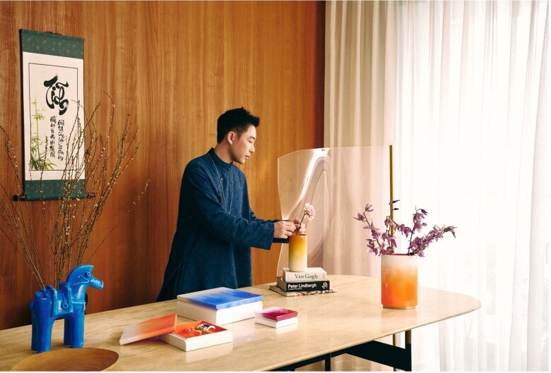 Màu sắc của hoa lá, phụ kiện trang trí và nội thất cao cấp hòa làm một, tạo nên một bức tranh không gian sống đầy nghệ thuật và tràn đầy sức sống.