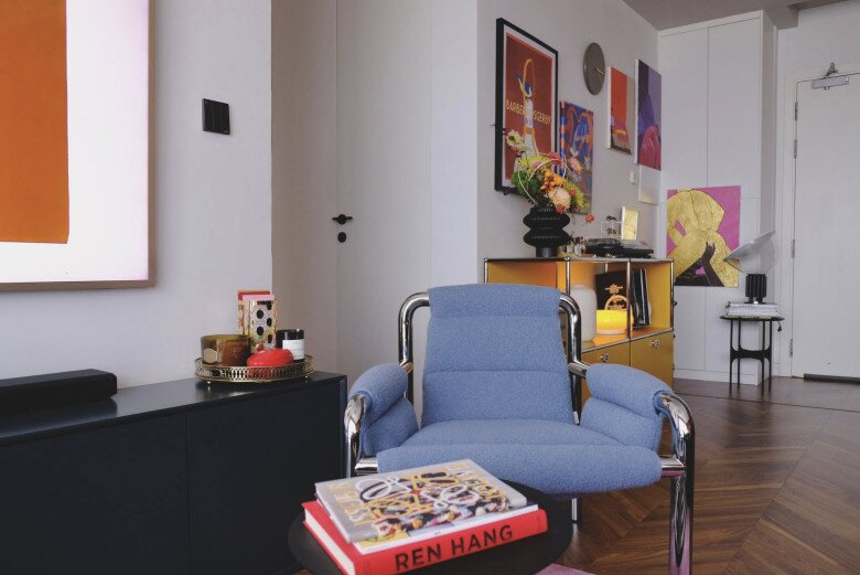 Tổng thể căn nhà hiện lên như một triển lãm nghệ thuật nhỏ, nơi mỗi món đồ trang trí đều kể một câu chuyện riêng về gu thẩm mỹ cá tính của stylist Hoàng Ku.