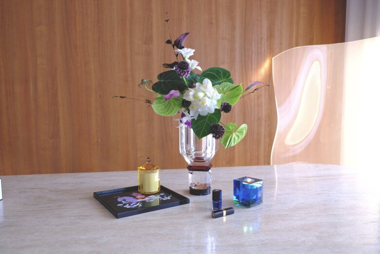 Anh chàng hào hứng khoe chiếc lọ pha lê là phiên bản limited chỉ có 10 chiếc trên toàn thế giới, còn lại hũ nến, son, khay sơn mài đều là đồ được tặng.