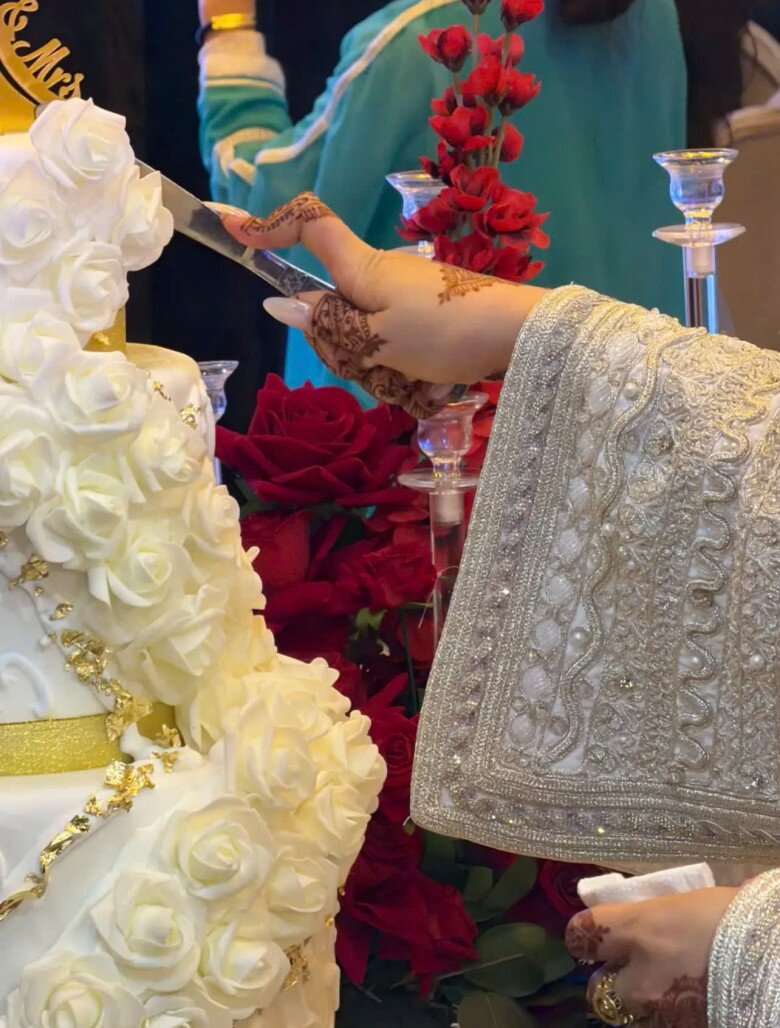 H&igrave;nh vẽ tr&ecirc;n tay c&ocirc; d&acirc;u trong đ&aacute;m cưới