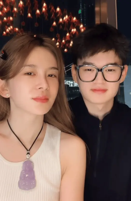 Triệu Anh Tử từng công khai bạn trai kém 12 tuổi.