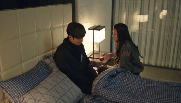 Tôi ngồi xuống bên cạnh anh, nắm tay anh thật chặt. (Ảnh minh họa)