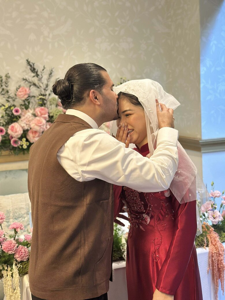 Cô dâu Việt được chồng Ả Rập Xê Út cầu hôn trên trực thăng ở Dubai, rước dâu bằng xế hộp bạc tỷ - 4