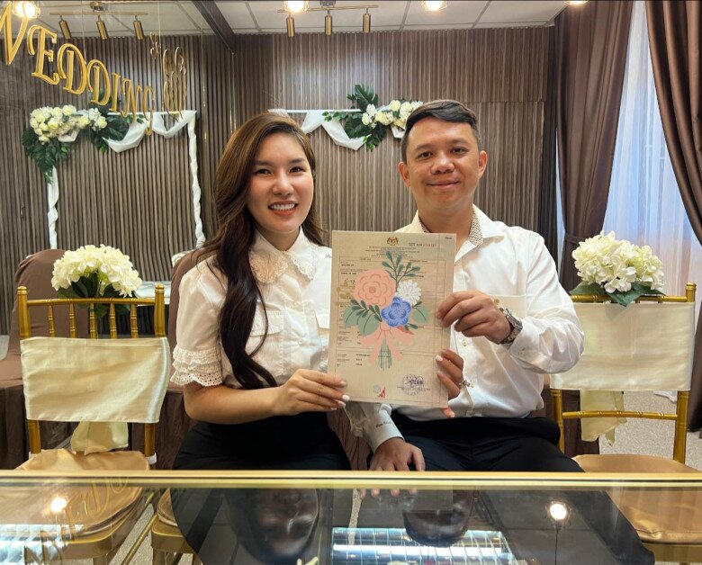 Ngọc Anh v&agrave; &ocirc;ng x&atilde; người Malaysia.