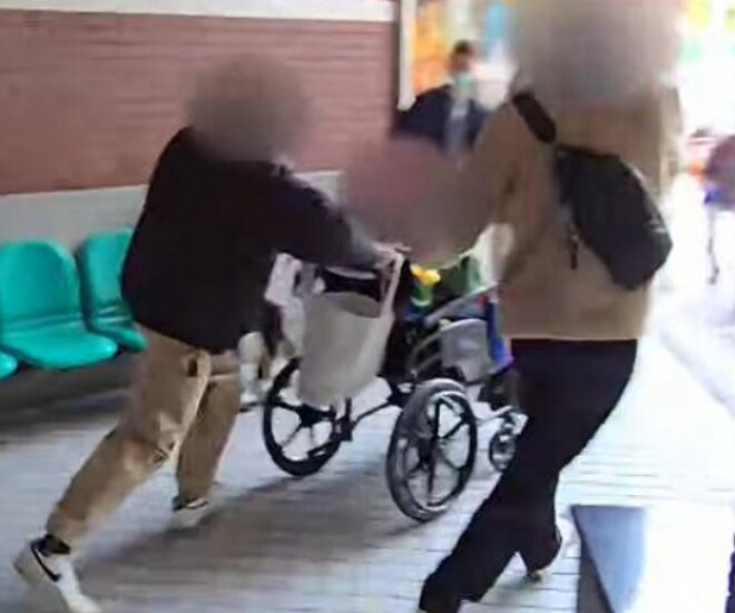 Vụ giằng co xảy ra trước cổng bệnh viện. 