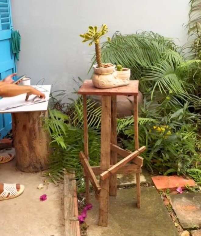 Chiếc kệ gỗ cũ được tận dụng đặt cây cảnh.