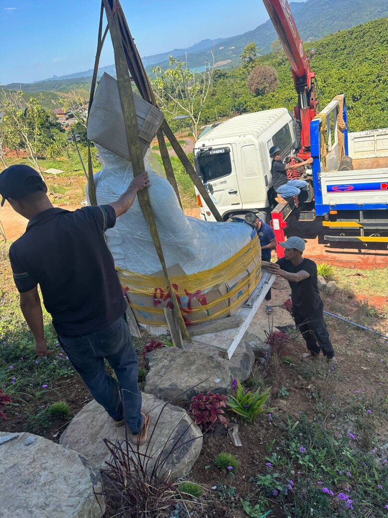 Vì bức tượng có kích thước và trọng lượng rất lớn, Việt Hương đã phải điều động xe cẩu chuyên dụng để vận chuyển vượt đường đèo lên tận đỉnh đồi nơi đặt biệt thự.