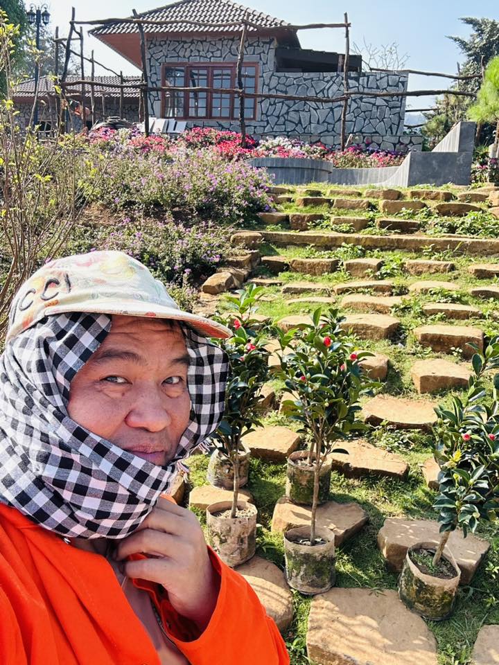 Nhìn vào những hình ảnh vừa hé lộ, có thể thấy biệt thự của Hoàng Mập sử dụng chất liệu chủ đạo là gỗ và đá. Khu nhà chính được xây dựng theo lối kiến trúc nhà sàn cách tân với hệ thống cột gỗ lớn, mái ngói trầm mặc, tạo cảm giác ấm cúng nhưng không kém phần sang trọng.