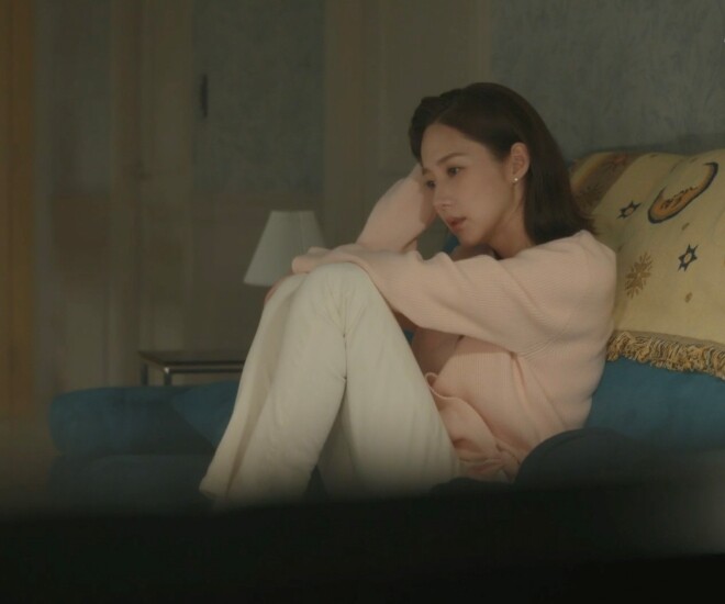 Nhận được tin nhắn của chồng cũ vào đêm tân hôn, tôi vừa bất ngờ vừa bối rối. (Ảnh minh họa)