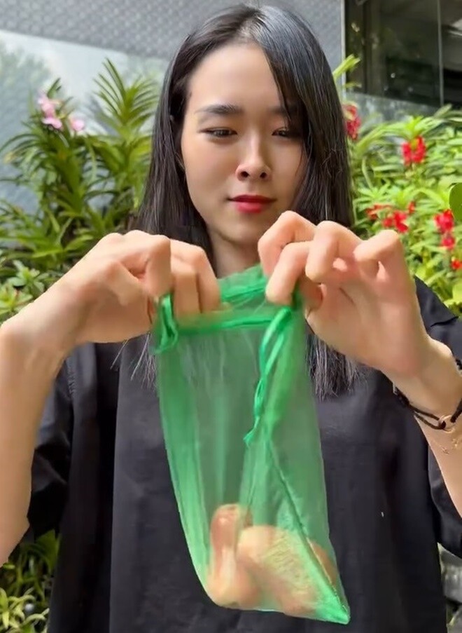 Dù các trái được bọc túi rất cẩn thận nhưng vẫn bị rụng. Cứ mỗi sáng ra là rụng một rổ, đau lòng quá đi, nữ diễn viên buồn bã nói.