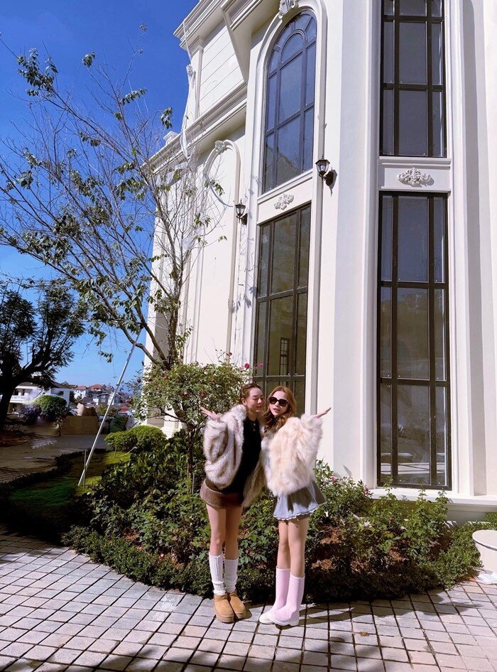 Căn biệt thự gây ấn tượng mạnh mẽ với tông màu trắng kem nhã nhặn, nổi bật bởi những hệ cửa vòm cao vút và các chi tiết phào chỉ tinh xảo chạy dọc theo bề mặt tòa nhà.