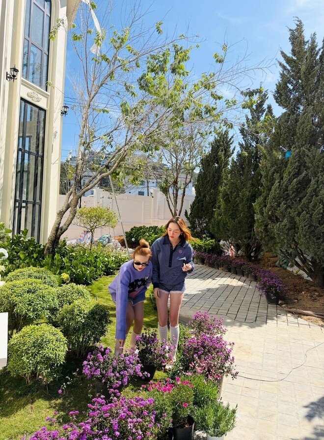 Sự đầu tư tỉ mỉ về gu thẩm mỹ được thể hiện rõ nét qua việc sử dụng những mảng kính lớn, giúp xóa nhòa khoảng cách giữa nội thất sang trọng bên trong và khung cảnh thiên nhiên xanh mát bên ngoài.