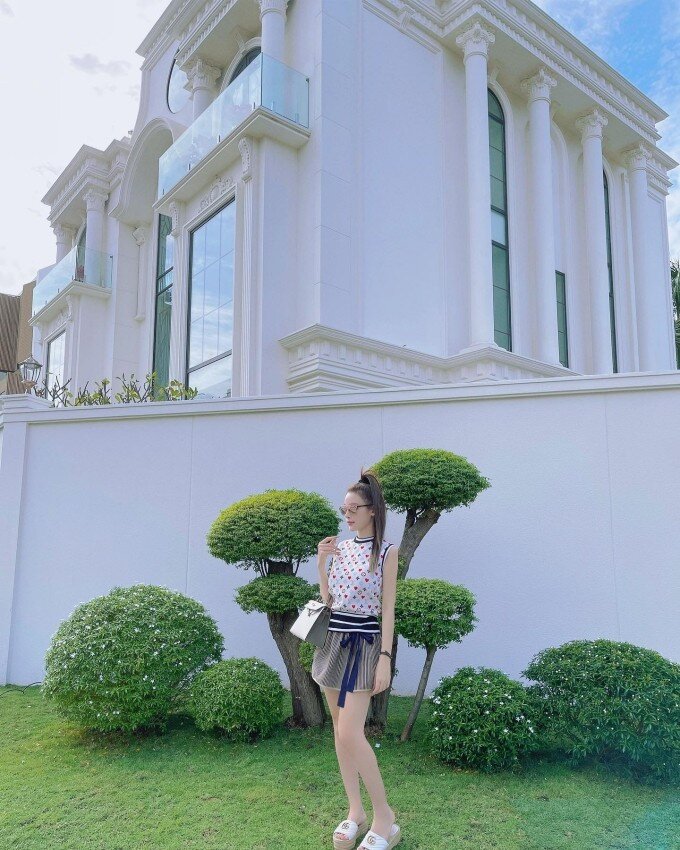 Bên cạnh căn nhà nghỉ dưỡng mới tại Đà Lạt, Huyền Baby vốn đã nổi tiếng với cuộc sống nhung lụa bên trong tòa lâu đài trị giá 100 tỷ đồng tọa lạc ngay giữa trung tâm TP.HCM.