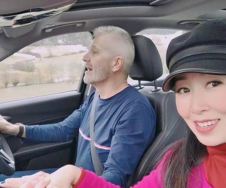 Được bạn trai Thụy Sĩ hơn 10 tuổi cầu hôn qua mạng, chị đẹp U50 lén xuất ngoại lấy chồng - 4