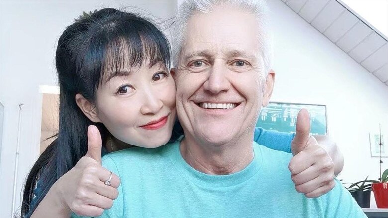 Được bạn trai Thụy Sĩ hơn 10 tuổi cầu hôn qua mạng, chị đẹp U50 lén xuất ngoại lấy chồng - 6