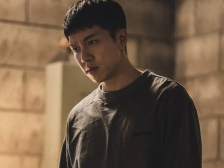 Đến nhà vợ cũ thăm con gái, vén tấm chăn của con lên, tôi hoảng loạn chạy ra khỏi cửa