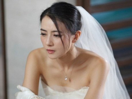 Tái hôn với chồng kém 15 tuổi, ngày cưới nhận được một kiện hàng, mở ra tôi òa khóc