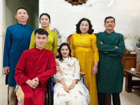 Vượt 5.000km thăm nàng dâu Việt liệt tứ chi, mẹ chồng nói câu xúc động