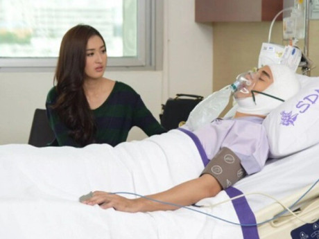 Vợ cũ đến thăm rồi lén để lại thẻ ATM khi tôi đổ bệnh, kiểm tra số dư tôi bật khóc