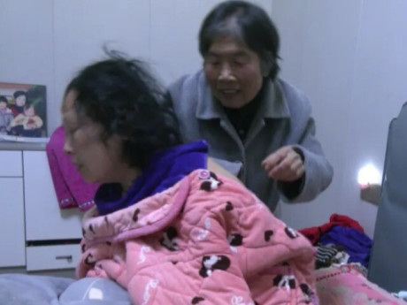 Được mẹ chồng chăm sóc suốt 17 năm, con dâu có trí tuệ dừng ở tuổi lên 5 nói một câu nghẹn ngào