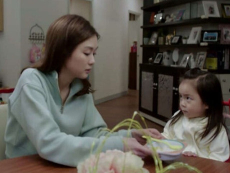 Chồng đi công tác xa, trước khi ngủ con gái 5 tuổi bỗng hỏi: “Bố trốn trong tủ nhiều ngày rồi, khi nào bố ra?”