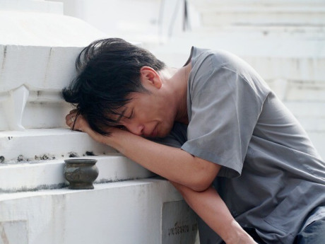 Cầm 30 triệu đến dự đám cưới vợ cũ, hôm sau điện thoại vang lên, tôi quỳ xuống bật khóc